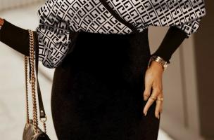 Elegantné midi šaty s geometrickou potlačou a prekríženým výstrihom Sonda, čierne