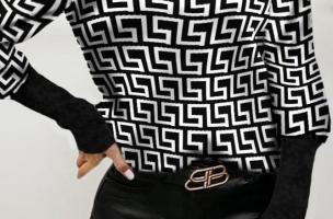Elegantné tričko s geometrickou potlačou Venitya, čierne