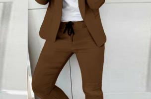 Elegantný jednofarebný nohavicový kostým Estrena, hnedý