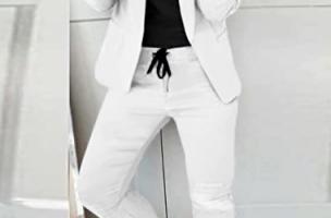 Elegantný jednofarebný nohavicový kostým Estrena, biely