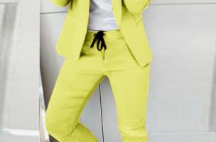 Elegantný jednofarebný nohavicový kostým Estrena, žltý