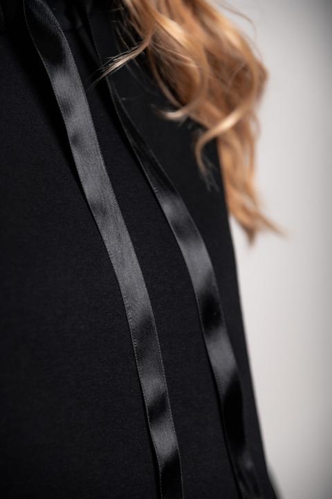 Bavlnené tričko s dlhým rukávom, kapucňou a širokými ramienkami Kamaria, čierne