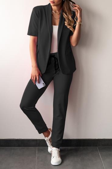 Elegantný jednofarebný nohavicový kostým s krátkym rukávom čiernej farby