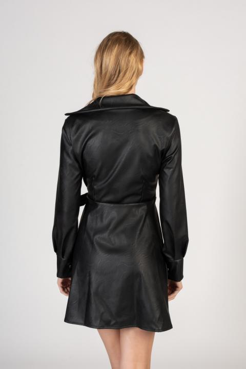 Elegantné zavinovacie mini šaty z umelej kože Pellita, čierne