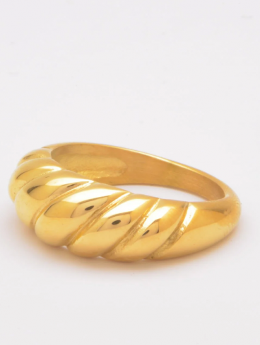 Elegantný prsteň ART544 zlatej farby.