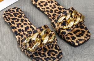 Šľapky s hranatou špičkou Befana, leopardie