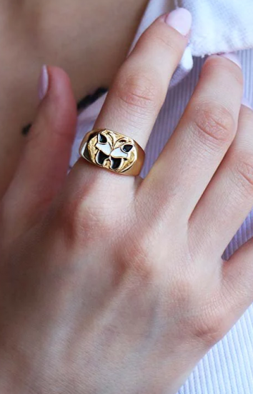 Elegantný prsteň s motívom motýľa zlatej farby.