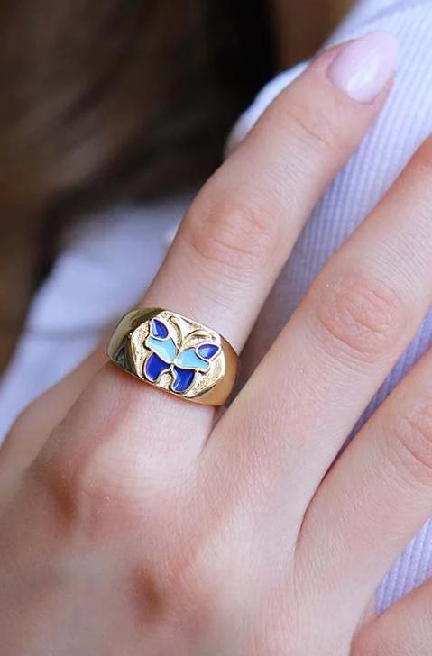 Elegantný prsteň s motívom motýľa, modrá farba.