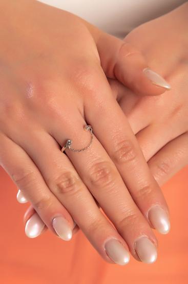 Elegantný prsteň striebornej farby.