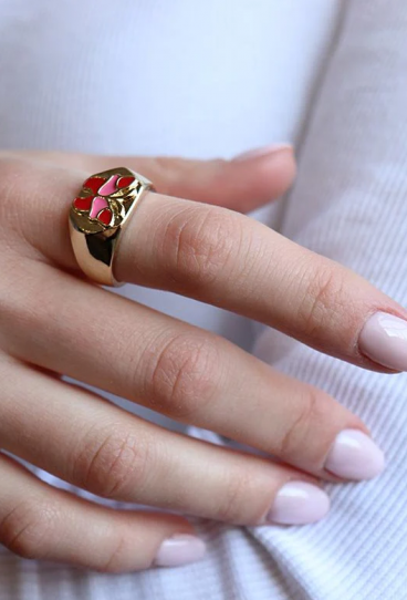 Elegantný prsteň červenej farby