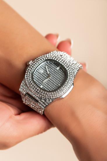Elegantné hodinky s ozdobnými diamantmi, striebornej farby