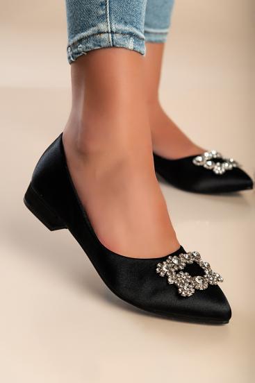 Topánky s ozdobnou brošňou, čierna.