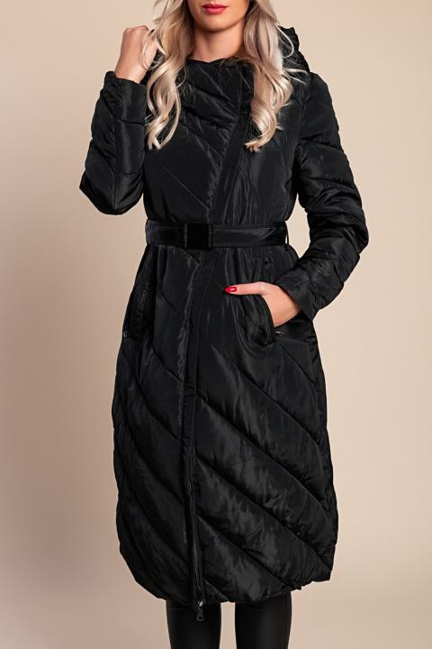 Modelka je vysoká 170 cm a má na sebe veľkosť M.