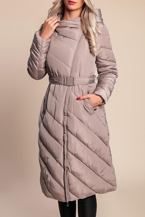 Modelka na obrázku je vysoká 173 cm a má na sebe veľkosť S