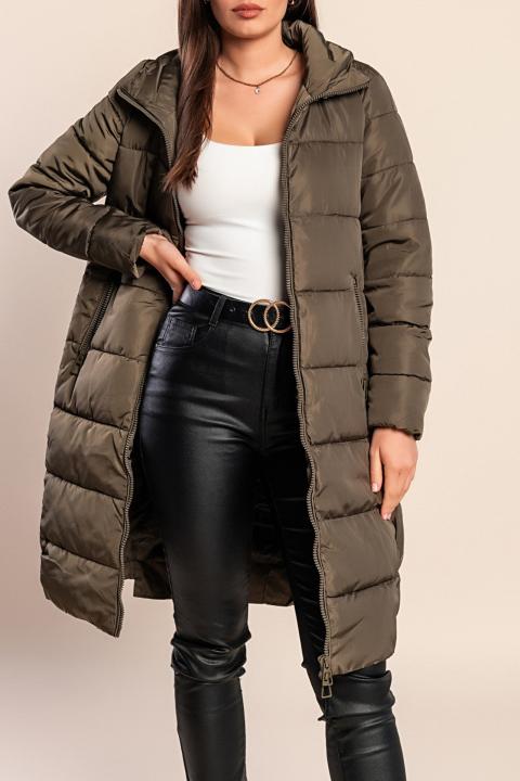 Modelka je vysoká 170 cm a má na sebe veľkosť S.