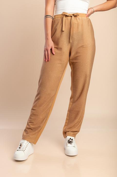 Modelka má výšku 170 cm a nosí veľkosť L.