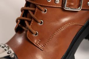 Elegantné členkové topánky na podpätku Coria, hnedé