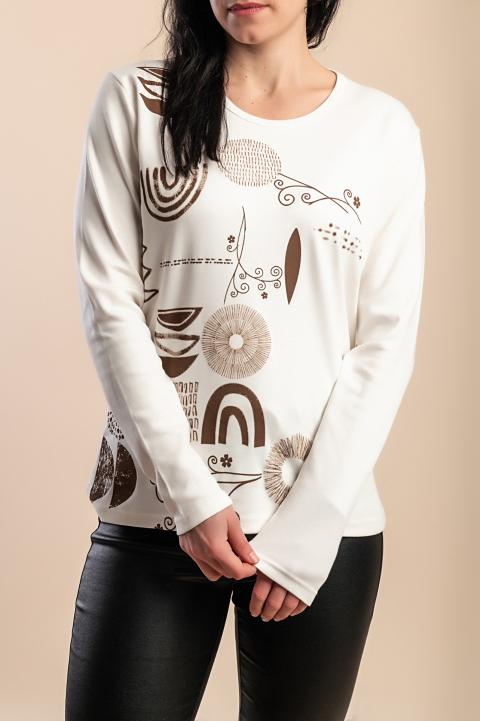Model na obrázku má výšku 170 cm