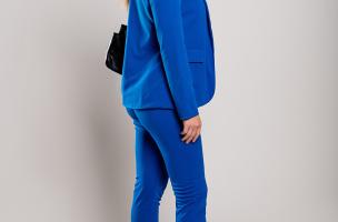 Elegantný jednofarebný nohavicový kostým Estrena, modrý