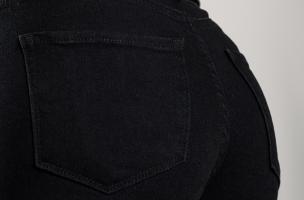 Úzke strečové džínsy, čierne
