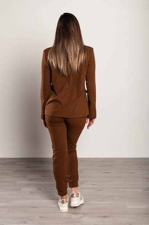 Elegantný jednofarebný nohavicový kostým Estrena, hnedý