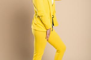 Elegantný jednofarebný nohavicový kostým Estrena, žltý