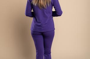 Elegantný jednofarebný nohavicový kostým Estrena, fialový