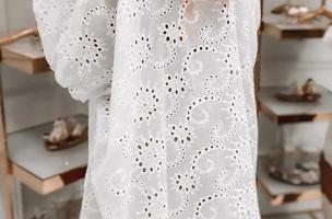 Mini šaty s dierkovou výšivkou, biele