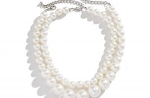 Súprava dvoch náhrdelníkov s imitáciou perál, biela